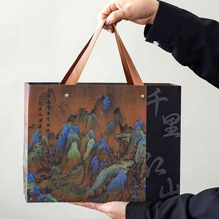 Dağların ve nehirlerin ruhuyla dolu seramik kupa hediye kutusu; onu elinizde tutmak bir sıcaklık hissi verir.